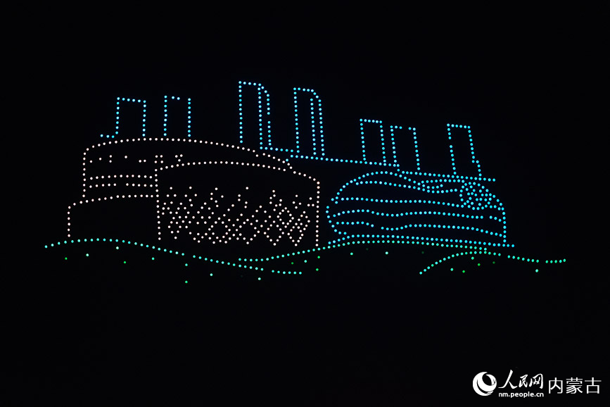 無人機組合成鄂爾多斯市地標建筑。人民網記者 趙夢月攝