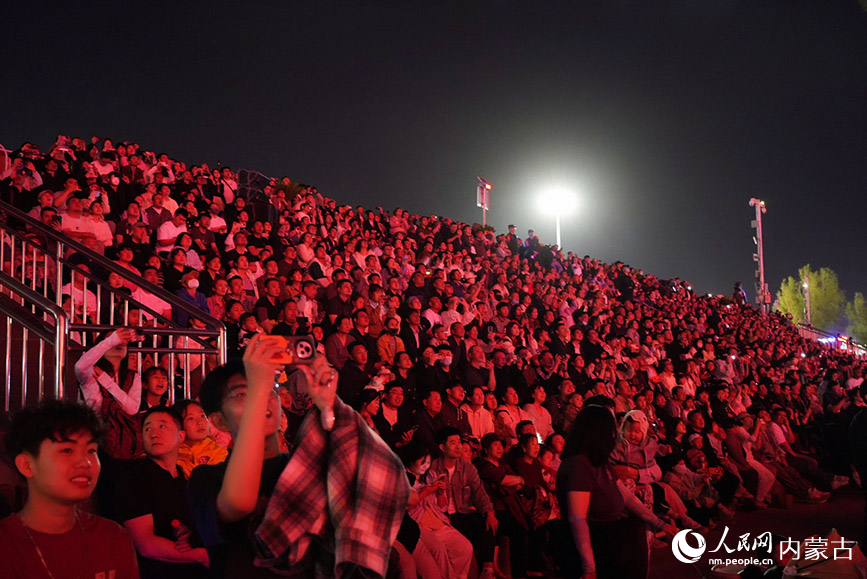 現(xiàn)場(chǎng)觀眾座無(wú)虛席。鄂爾多斯市文化和旅游局供圖