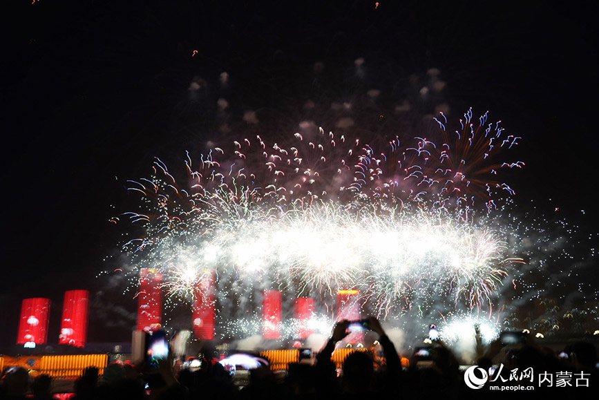 煙花綻放夜空。鄂爾多斯市文化和旅游局供圖