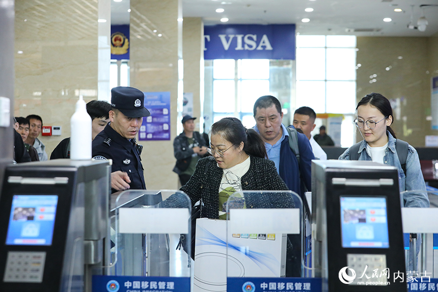 二連出入境邊防檢查站移民管理警察協助旅客從快捷通關快速通關。郭鵬杰攝