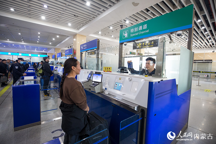 二連出入境邊防檢查站移民管理警察有序為旅客辦理通關手續。郭鵬杰攝