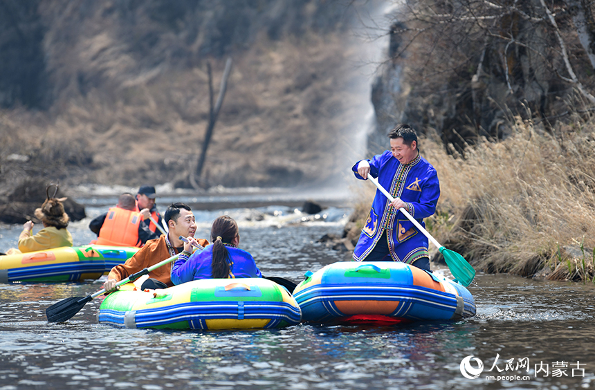 游客在阿爾山市奧倫布坎景區體驗漂流運動。王正攝
