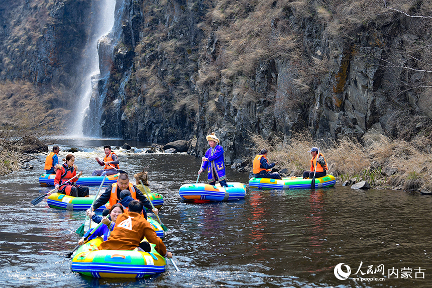 游客在阿爾山市奧倫布坎景區體驗漂流運動。王正攝