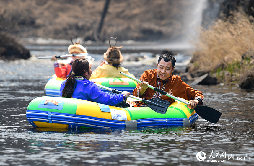 游客在阿爾山市奧倫布坎景區(qū)體驗漂流運動。王正攝