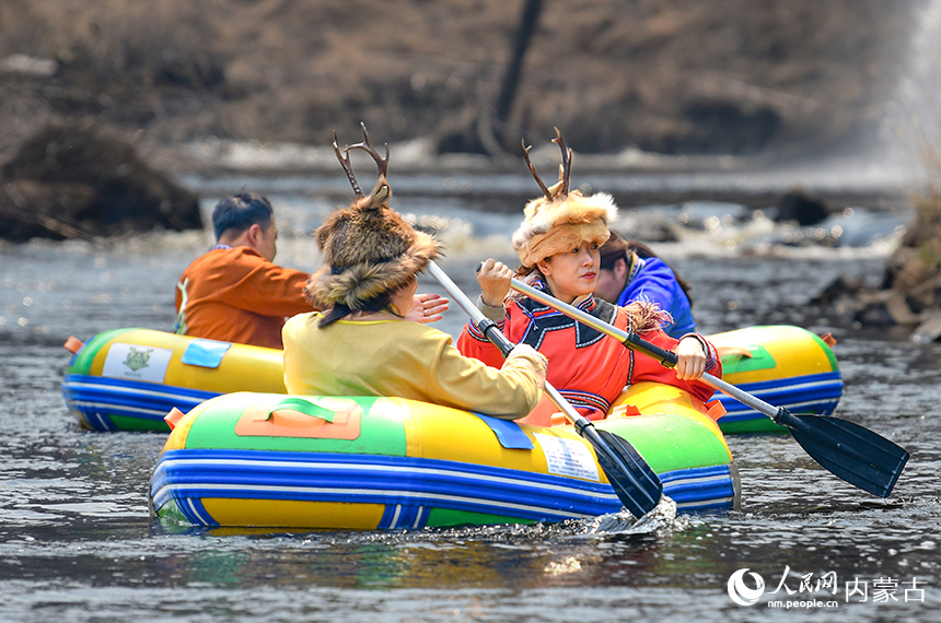游客在阿爾山市奧倫布坎景區體驗漂流運動。王正攝