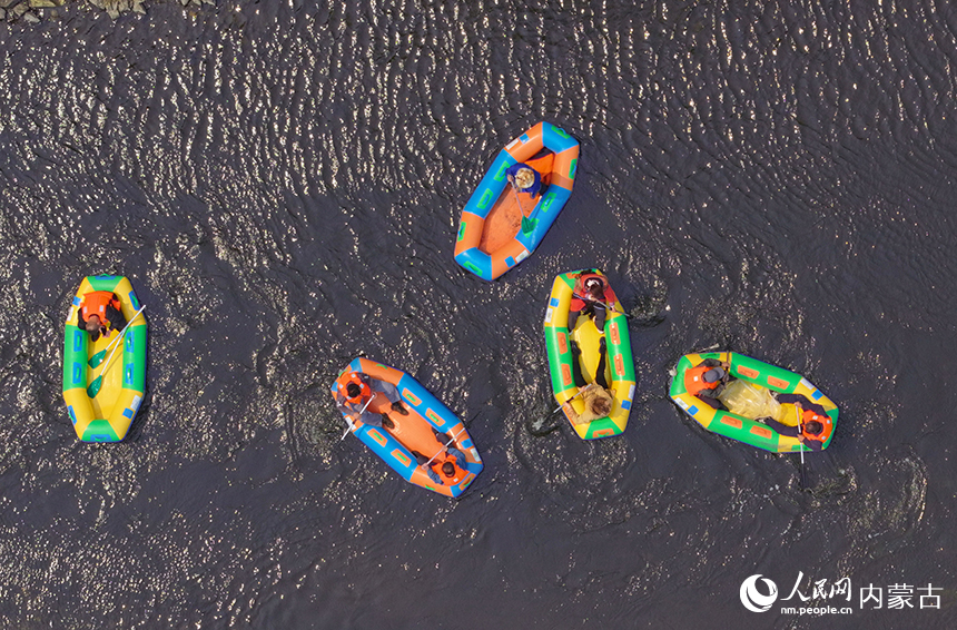 游客在阿爾山市奧倫布坎景區(qū)體驗漂流運動。王正攝