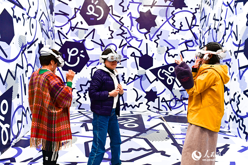 游客在阿爾山·泰康藝術中心熱力科普館通過VR感受能源技術變遷。王正攝