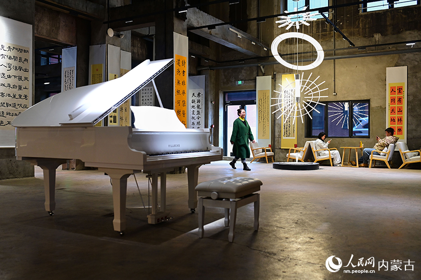 游客在阿爾山·泰康藝術中心藝術空間休閑。王正攝