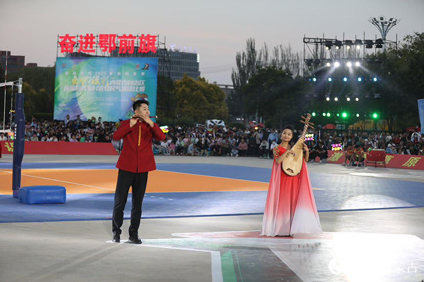 中場(chǎng)演出。人民網(wǎng)記者 齊浩男攝