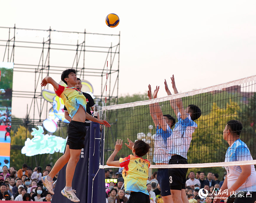 大力扣殺。人民網(wǎng)記者 齊浩男攝