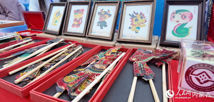 非遺工藝品展示。人民網(wǎng)記者 齊浩男攝