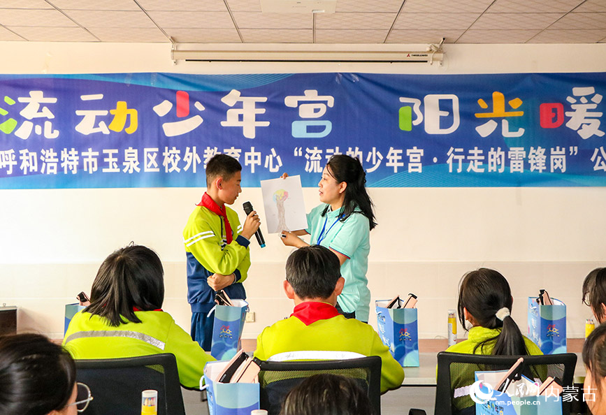 5月23日，呼和浩特市玉泉區青少年宮“流動少年宮”公益專列校園活動現場，學生在繪畫心理團體輔導《我的情緒樹》課上發言。丁根厚攝