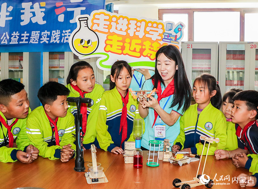 5月23日,呼和浩特市玉泉區青少年宮“流動少年宮”公益專列校園活動現場,師生在科技伴我行《科學實驗》課上做實驗。丁根厚攝