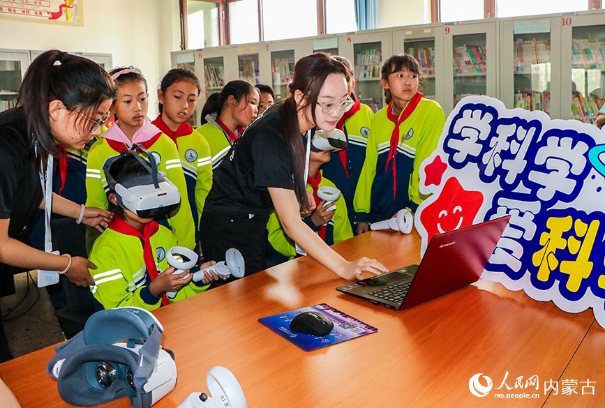 5月23日,呼和浩特市玉泉區(qū)青少年宮“流動(dòng)少年宮”公益專(zhuān)列校園活動(dòng)現(xiàn)場(chǎng),學(xué)生在科技伴我行《AI智能課堂》上體驗(yàn)VR。丁根厚攝