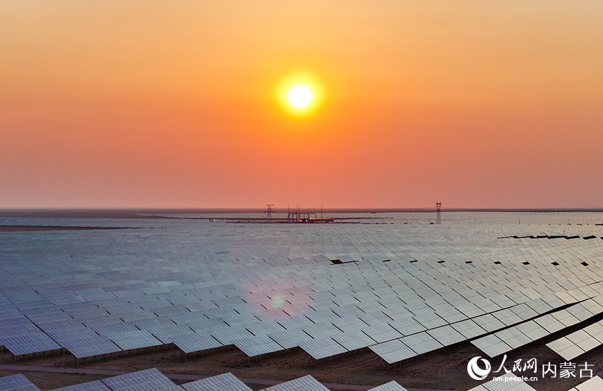 5月23日拍攝的鄂爾多斯市鄂托克前旗采煤沉陷區400萬千瓦新能源基地（無人機照片）。王正攝