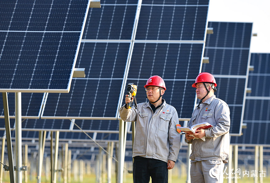 5月23日,工人在鄂爾多斯市鄂托克前旗采煤沉陷區400萬千瓦新能源基地巡查。王正攝