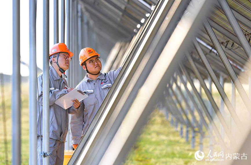 5月23日,工人在鄂爾多斯市鄂托克前旗采煤沉陷區400萬千瓦新能源基地巡查。王正攝