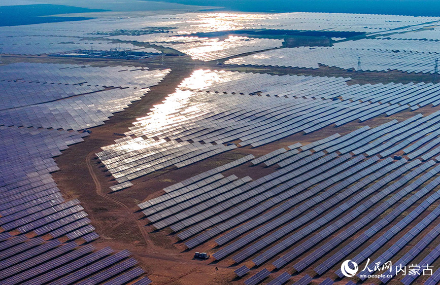 5月23日拍攝的鄂爾多斯市鄂托克前旗采煤沉陷區400萬千瓦新能源基地(無人機照片)。王正攝