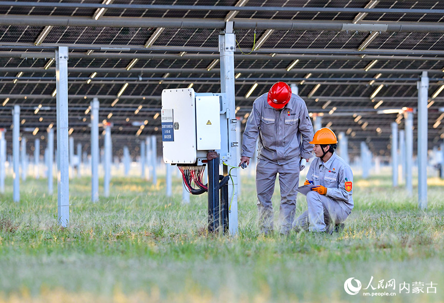 5月23日,工人在鄂爾多斯市鄂托克前旗采煤沉陷區(qū)400萬千瓦新能源基地巡查。王正攝