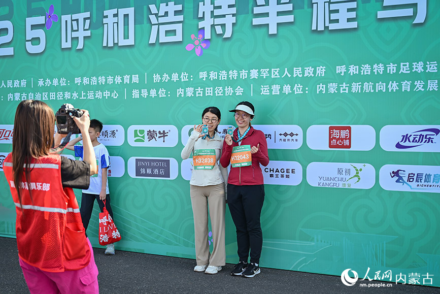 參賽選手完成比賽后在終點處打卡留念。實習生 賈志紅攝