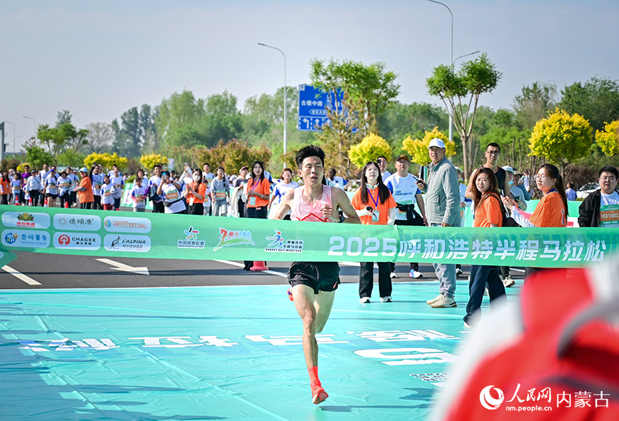 參賽選手戚振飛率先沖過終點線并獲男子組冠軍。實習生 賈志紅攝