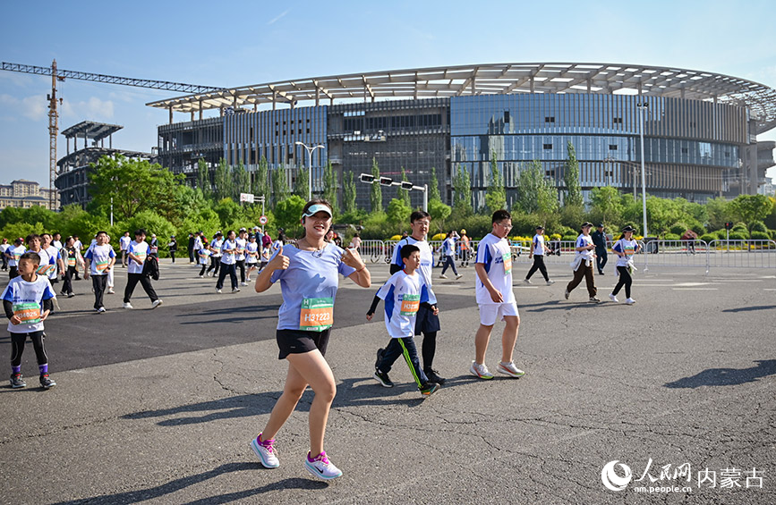 參賽選手在2025呼和浩特半程馬拉松賽中激情奔跑。實習生 賈志紅攝