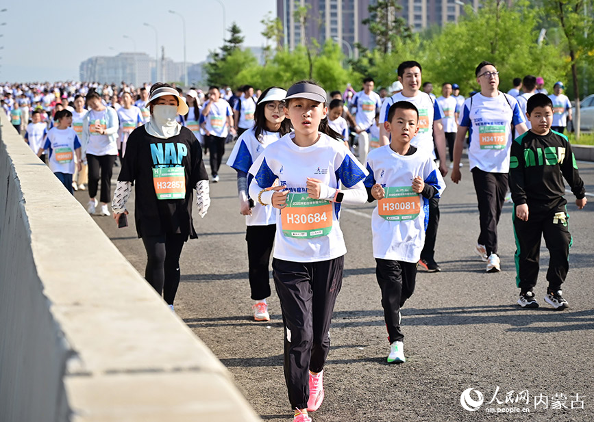 參賽選手在2025呼和浩特半程馬拉松賽中激情奔跑。實習生 賈志紅攝