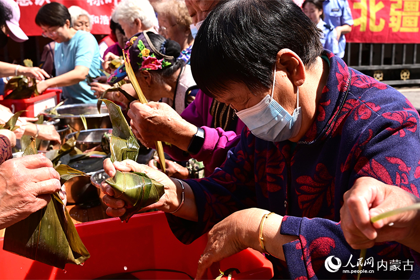 社區居民參與包粽子活動。人民網記者 寇雅楠攝
