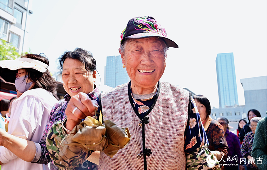 社區居民展示自己包的粽子。人民網記者 寇雅楠攝
