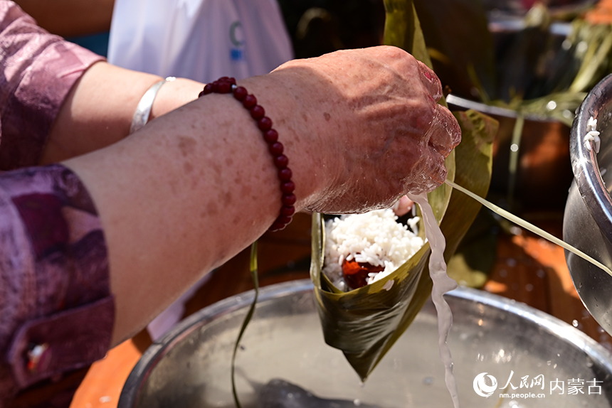 社區居民正在包粽子。人民網記者 寇雅楠攝