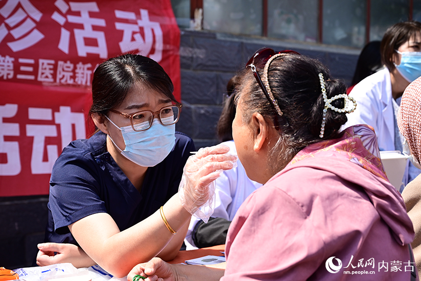 為社區(qū)居民義診。人民網(wǎng)記者 寇雅楠攝