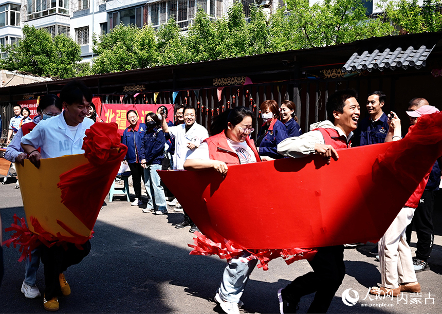 組織居民在社區旱地賽龍舟。人民網記者 寇雅楠攝