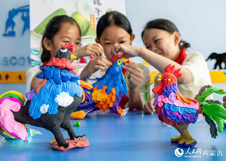 內(nèi)蒙古呼和浩特市玉泉區(qū)恒昌店巷小學(xué)學(xué)生在“繽紛端午 粽享童趣”主題活動現(xiàn)場制作“端午雄雞”。丁根厚攝