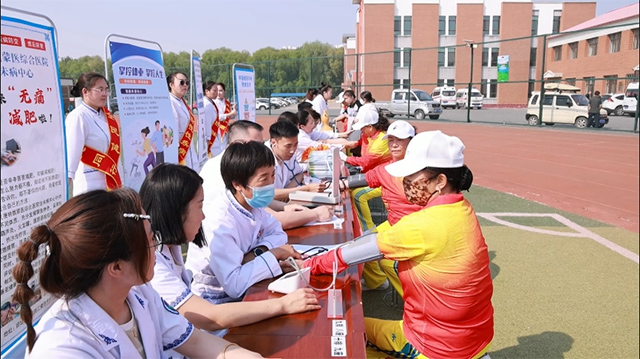 義診區(qū)域為群眾講解科學(xué)體重管理知識。