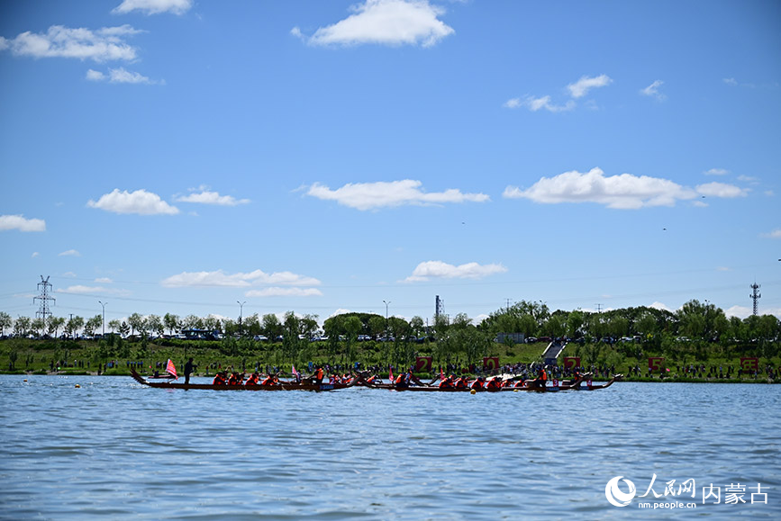 大黑河龍舟賽現(xiàn)場。人民網(wǎng)記者 寇雅楠攝