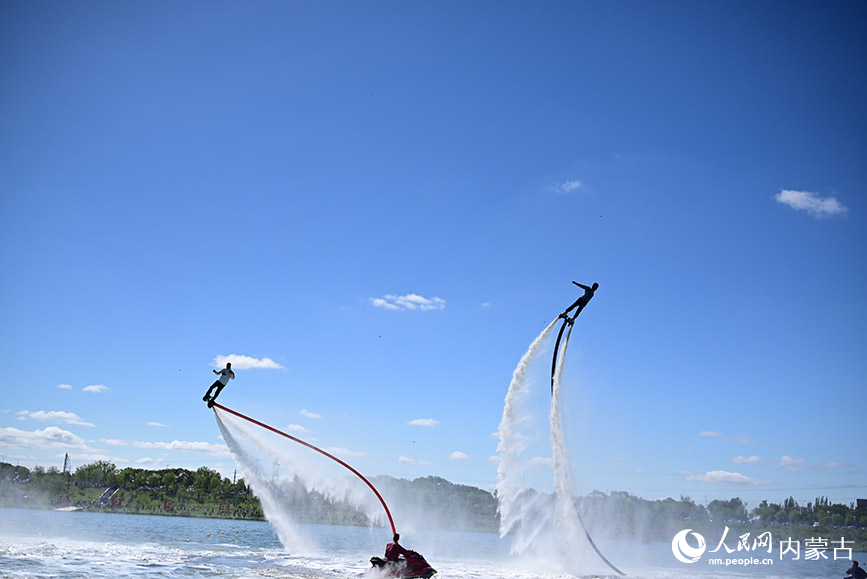 水上特技表演。人民網記者 寇雅楠攝