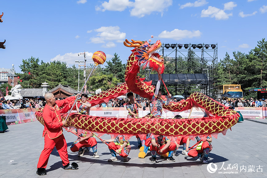 精彩的舞龍表演。實習生 劉瀛攝