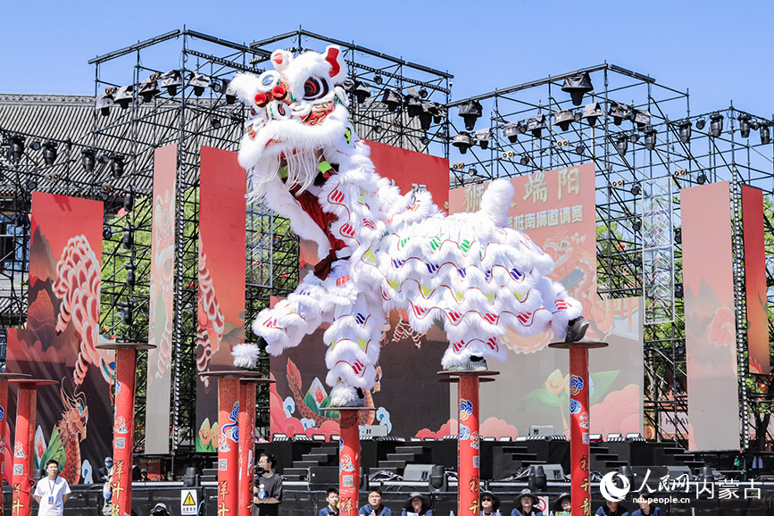 高樁獅隊(duì)的表演驚險(xiǎn)絕倫。實(shí)習(xí)生 劉瀛攝