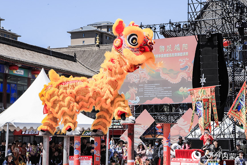 高樁獅隊(duì)的表演驚險(xiǎn)絕倫。實(shí)習(xí)生 劉瀛攝