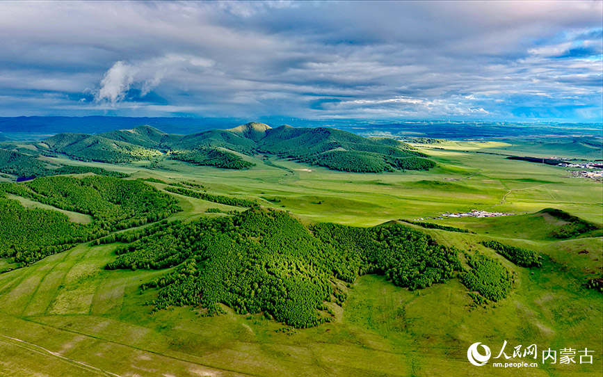 6月2日，航拍克什克騰旗烏蘭布統(tǒng)草原美景。李富攝
