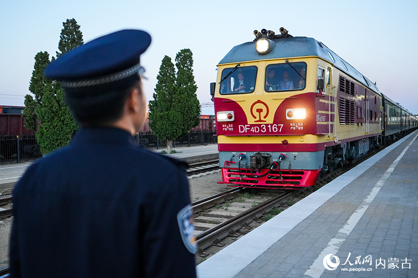 K23次國際旅客列車正緩緩駛入二連車站。楊金燁攝