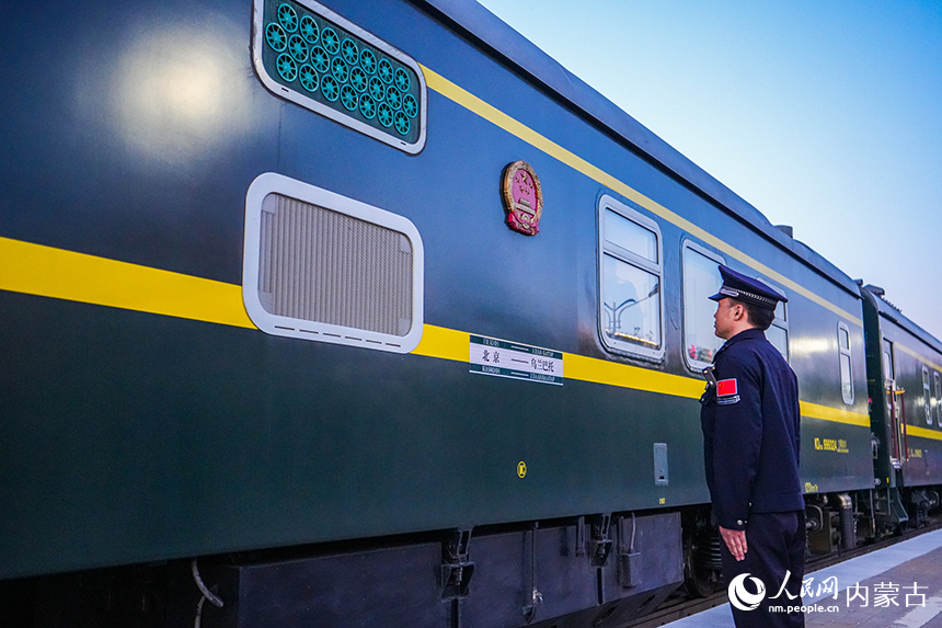 二連出入境邊防檢查站移民管理警察對國際旅客列車進行監護。楊金燁攝
