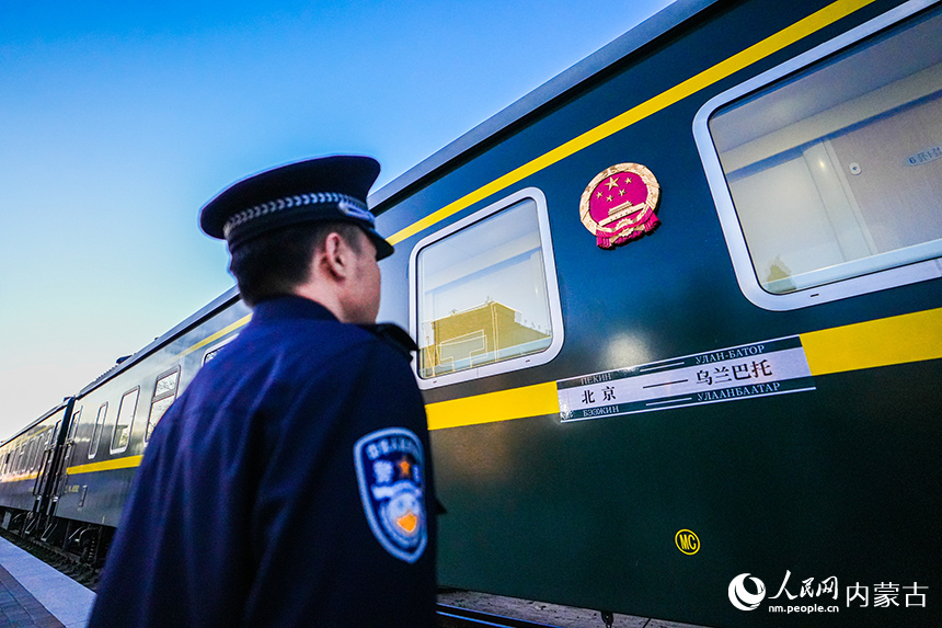 二連出入境邊防檢查站移民管理警察對國際旅客列車進行監護。楊金燁攝