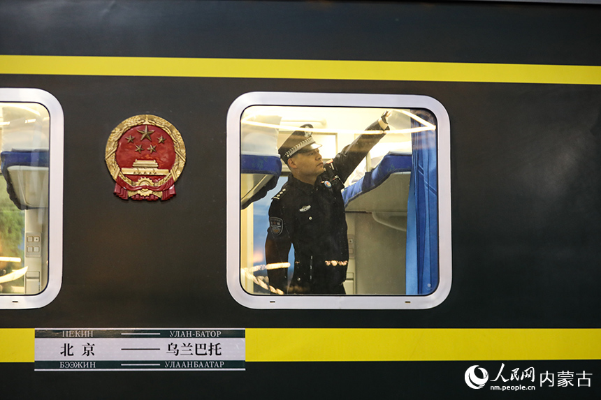 二連出入境邊防檢查站移民管理警察對國際旅客列車進行車體檢查。楊金燁攝