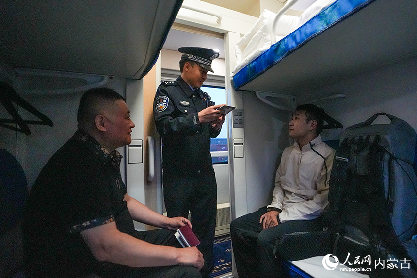 二連出入境邊防檢查站移民管理警察正在查驗旅客證件。楊金燁攝