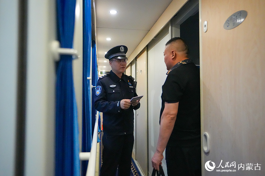 二連出入境邊防檢查站移民管理警察正在查驗旅客證件。楊金燁攝