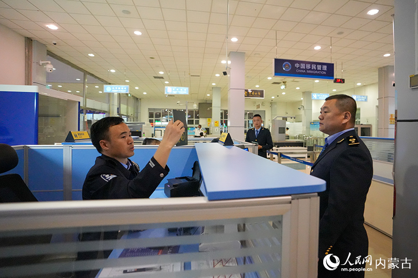 二連出入境邊防檢查站移民管理警察正在驗放列車工作人員。楊金燁攝