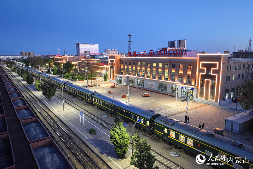 ?？吭诙B車站內(nèi)的K23次國(guó)際旅客列車。郭鵬杰攝