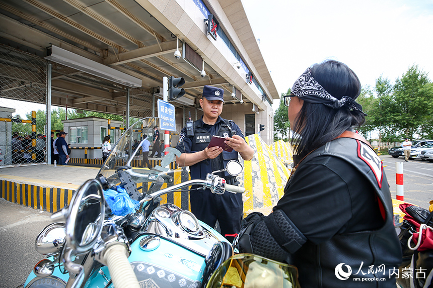 二連出入境邊防檢查站移民管理警察快速驗放摩托車自駕旅游團。郭鵬杰攝
