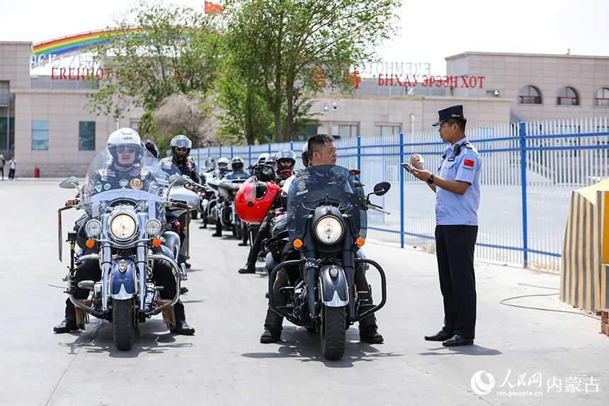 二連出入境邊防檢查站移民管理警察快速驗放摩托車自駕旅游團。郭鵬杰攝